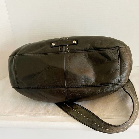 B. Makowsky Cynthia Glove Leather Convert Messenger Bag-Black Contrast stitch - Picture 4 of 7